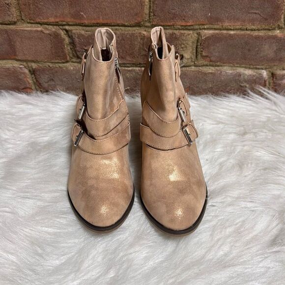 Forever Women’s Rose Gold Metallic Heeled Bootie Size 8.5 NEW - Picture 2 of 8